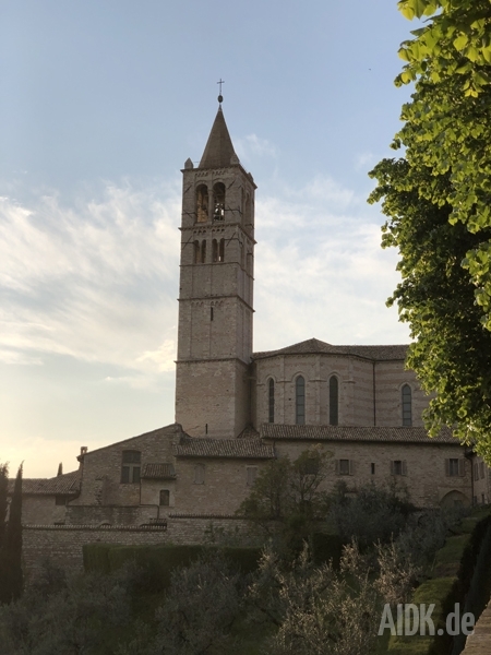 Assisi_SantaChiara_Kirche2